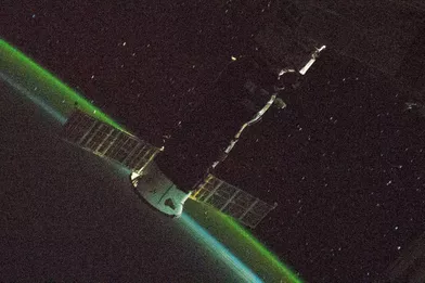 21 mars. La Station spatiale internationale, photographiée avec le cargo russe ISS Progress 77, orbite autour de la terre avec en fond une aurore polaire et un ciel étoilé.