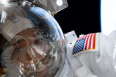 13 mars. L'astronaute américain Victor Glover prend un &quot;selfie spatial&quot; alors qu'il est en train d'entretenir l'ISS dans le vide spatial avec soncompatriote Michael Hopkins.