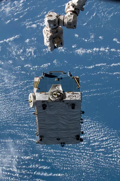 11 mars.Un paquet rempli de vieilles batteries est libéré de l'ISS via le bras robotique Canadarm2. Cettepalette a été lâchée dans l'espace où elle orbitera autour de la Terre entre deux et quatre ans avant de se désintégrer de manière &quot;inoffensive&quot; dans l'atmosphère.