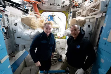 18 mars. Kate Rubins de la Nasa et Soichi Noguchi de la Jaxa (Agence japonaise d'exploration aérospatiale) sont photographiés devant des combinaisons spatiales américaines à l'intérieur du sas Quest de l'ISS.