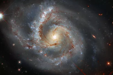 22 mars.﻿Hubble présente une galaxie située à environ 164 millions d'années-lumière dans la constellation de Pégase. Avec un diamètre d'environ 115 000 années-lumière, cette galaxie spirale brillante est d'une taille similaire à notre propre galaxie (la Voie lactée), et a été découverte en 1784 par l'astronome germano-britannique William Herschel.