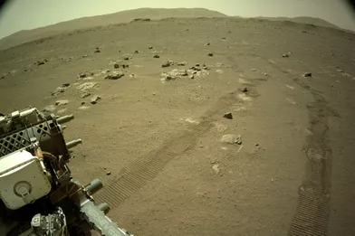 14 mars.Le robot Perseverance de la Nasa photographie Mars à l'aide de sa caméra de navigation droite intégrée (Navcam).