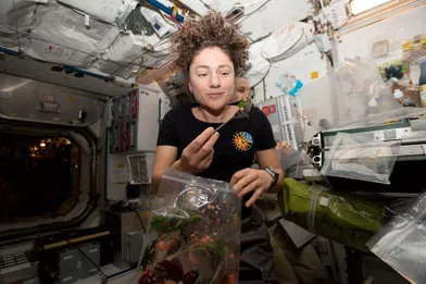 9 mars. L'astronaute américaine Jessica Meir déguste de la salade fraiche qu'elle a récolté la veille sur la Station spatiale internationale (ISS).