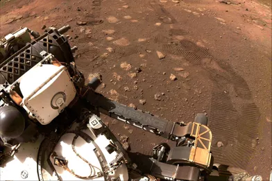 6 mars. Les traces de pneus du robot Perseverance après son arrivée au sommet du cratère Jezero sur Mars.