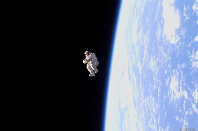 28 mars. Un astronaute a rejoué Gravity ? Non, il s'agit d'une combinaison remplie de vêtements lâchée dans l'espace depuis l'ISS il y a 15 ans.Surnommé Suitsat-1, cette combinaison russe Orlan obsolète et équipée d'un émetteur radio avaittourné autour de la Terrejusqu'à ce qu'elle soit désintégrée dans l'atmosphère terrestre quelques semaines après.