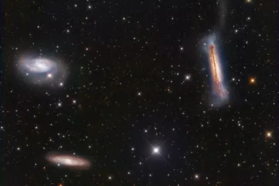 20 mars.L'astronaute amateur Francis Bozon immortalise le triplet du Lion (aussi appelé &quot;M66&quot;), un petit amas de galaxies situé à environ 35 millions d'années-lumière dans le constellation du Lion. Cet amas regroupe les galaxies spirales M65, M66, et NGC 3628.