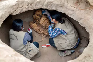 La momie estimée entre 800 et 1.200 ans a été trouvée en octobre dernier dans une tombe souterraine sur lesite archéologique de Cajamarquilla, en pleine cordillère des Andes, au Pérou.