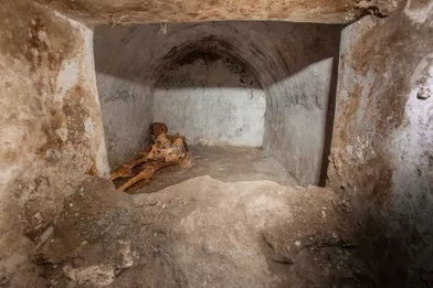 Une momie chevelue découverte dans les ruines de Pompéi (vidéo) By Jack35 Scheletro-Porta-Sarno-2