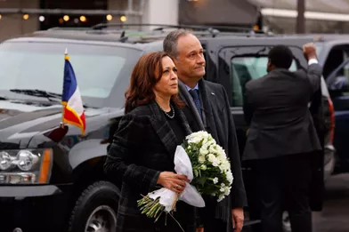 Kamala Harris etson mari Douglas Emhoff se recueillent, samedi 13 novembre,en face du Carillon et du Petit Cambodge, à Paris.