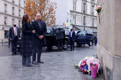 Kamala Harris,accompagnée deson mari Douglas Emhoff,a déposé un bouquet au pied de la plaque qui rend hommage aux victimes des fusillades du Carillon et du Petit Cambodge.