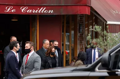Kamala Harris est brièvement entré dans le bar le Carillon, l'un des lieux ensanglantés le 13 novembre 2015.