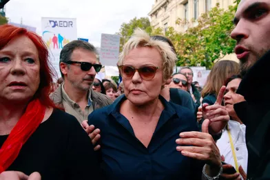 Eva Darlan et Muriel Robin à une manifestation contre les violences faites aux femmes, à Paris, le 6 octobre 2018.