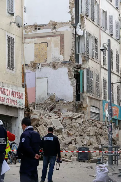Lundi, deux immeubles se sont effondrés à Marseille, au 63 et au 65 rue d'Aubagne. L'AFP a recueilli les témoignages des survivants et des proches des victimes, alors que les secouristes cherchent toujours les disparus sous les ruines.