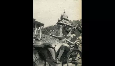 Pierre : «Dimanche, avec Chanut, on est allé se promener en cyclo aux environs de Soctrang. On a visité une pagode.»