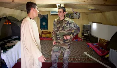Dorian : «Je trouve les Afghans très chaleureux. Ils m’ont invité plusieurs fois à prendre le thé.» [Ici, avec l'interprète afghan.]