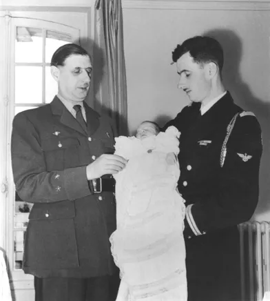 Charles, l’aîné des petits-fils du Général, entre son père et son grand-père à la Boisserie, le jour de son baptême, en 1948.