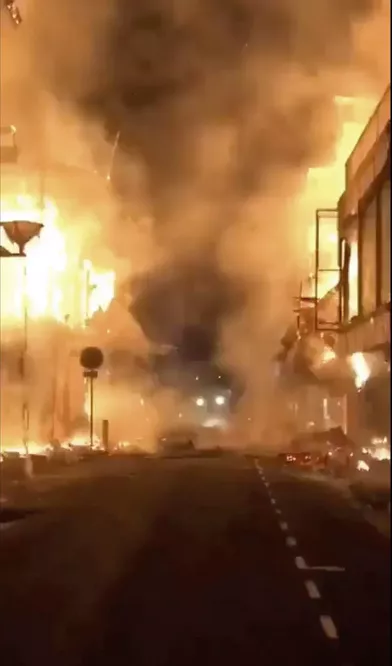 Toute une rue de Pointe-à-Pitre en flammes, le 19 novembre.