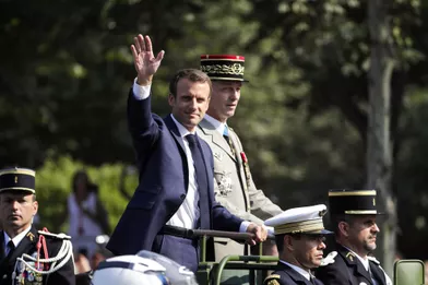 Emmanuel Macron,au côté de son chef d'état-major des Armées, défile sur les Champs-Elysées