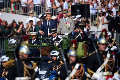 Emmanuel Macron,au côté de son chef d'état-major des Armées, défile sur les Champs-Elysées
