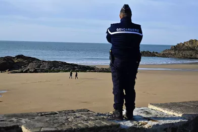 Un gendarme surveille une plage à Saint-Lunaire, en Bretagne