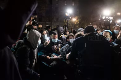 Un camp de migrants improvisé place de la République à Paris a été violemment démantelé par les forces de l'ordre dans la nuit de lundi à mardi.