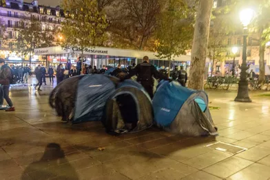 Un camp de migrants improvisé place de la République à Paris a été violemment démantelé par les forces de l'ordre dans la nuit de lundi à mardi.