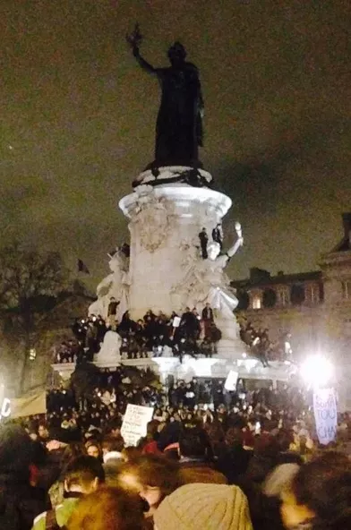 La foule se rassemble Place de la République le 7 janvier 2015 au soir pour protester contre le massacre de 10 journalistes de Charlie Hebdo et deux policiers.