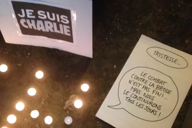 D'autres manifestants inscrivent sur le sol des messages de soutient à Charlie Hebdo, à la presse, ou à la Liberté en général.
