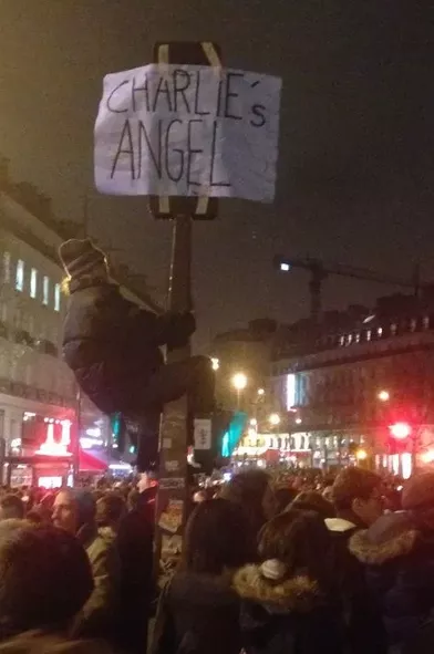 Beaucoup ont voulu retrouver l'esprit potache des journalistes de Charlie Hebdo, comme ce manifestant qui affiche &quot;les Anges de Charlie&quot; en hommage aux victimes.