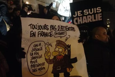 Ce dessin, paru dans l'édition du matin même de Charlie Hebdo, de nombreux manifestants le perçoivent comme prémonitoire. Dessiné par Charb, l'une des victimes, il présente un terroriste promettant un attentat avant la fin du mois de janvier.