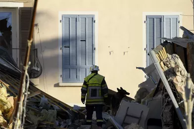 Les secoursdans les décombre d’un immeuble de Sanary-sur-mer, qui s’est effondré après une explosion mardi.