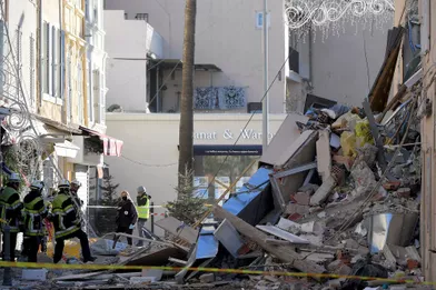 Les secoursdans les décombre d’un immeuble de Sanary-sur-mer, qui s’est effondré après une explosion mardi.