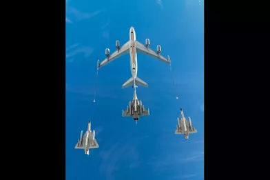 A 600 km/h, le Boeing C-135 ravitaille un Rafale B. Le transfert de carburant s’effectue à 1 tonne par minute pour le Rafale B et à 500 kilos par minute pour les Mirage 2000N qui l’accompagnent.