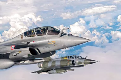 Le Rafale B (au premier plan) en patrouille serrée sur le Mirage 2000N. Tous deux sont équipés de missiles nucléaires. Le Mirage 2000N aura passé trente ans dans les Forces aériennes stratégiques. Dernier défilé au-dessus de Paris prévu le 14 Juillet.