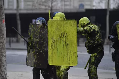 Des échauffourées entre gilets jaunes et forces de l'ordre samedi matin sur les Champs-Elysées.