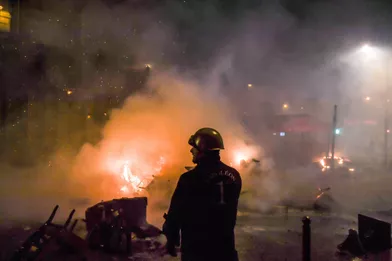 De nombreuseséchauffourées ont éclaté avec les forces de l'ordre près de l'Arc de Triomphe nimbé de gaz lacrymogène. De nombreuses barricades ont été dressées et des bâtiments ont été incendiés.
