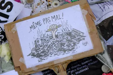 Grande émotion devant Charlie Hebdo 