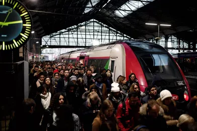 Usagers à la Gare Saint-Lazare, le 16 décembre 2019.