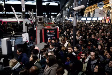 Usagers à la Gare Saint-Lazare, le 16 décembre 2019.