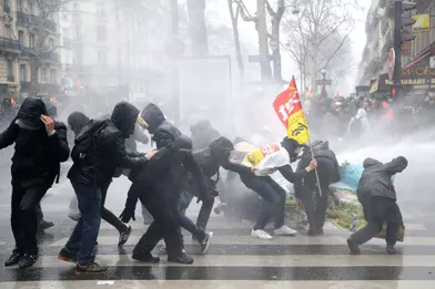 La police repousse des manifestants au canon à eau, jeudi à Paris.