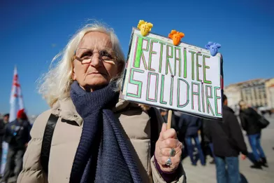 Une manifestante se présentant comme «retraitée solidaire» à Marseille, jeudi.