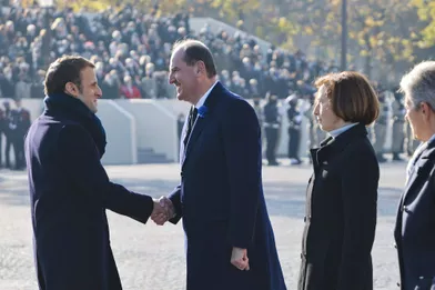 Emmanuel Macron salue Jean Castex, jeudi.