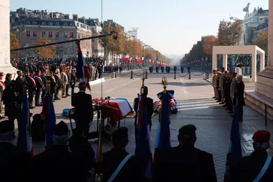 Le cercueil d'Hubert Germain à l'Arc de Triomphe, jeudi.