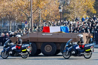 Le cercueil d'Hubert Germain, sur un char, sur les Champs-Elysées, jeudi.