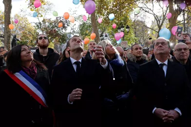 Anne Hidalgo, Emmanuel et Brigitte Macron, François Hollande et Bernard Cazeneuve lors du lâcher de ballons devant la mairie du XIe arrondissement,en hommage aux victimes du 13 novembre 2015.
