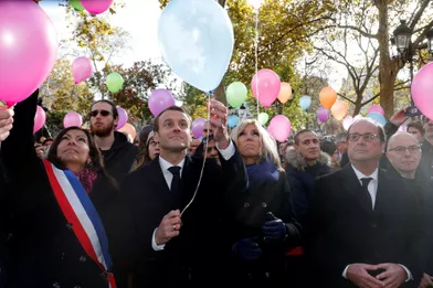 Anne Hidalgo, Emmanuel et Brigitte Macron, François Hollande et Bernard Cazeneuve lors du lâcher de ballonsdevant la mairie du XIe arrondissement,en hommage aux victimes du 13 novembre 2015.