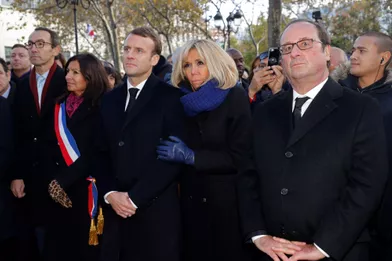 Anne Hidalgo, Emmanuel et Brigitte Macron, François Hollande devant la mairie du XIe arrondissement lors d'unhommage aux victimes du 13 novembre 2015.