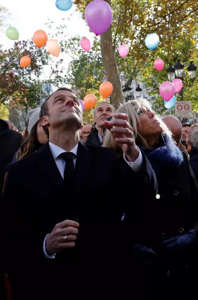 Emmanuel et Brigitte Macron lors du lâcher de ballonsdevant la mairie du XIe arrondissement,en hommage aux victimes du 13 novembre 2015.