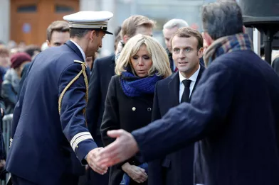 Emmanuel et Brigitte Macron àla mairie du XIe arrondissement pour unhommage aux victimes du 13 novembre 2015.
