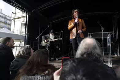 Le chanteur Jesse Hughes, leaderdes Eagles of Death Metal, lors d'un mini-concert surprise devant la mairie du XIe arrondissement pour un hommage aux victimes du 13 novembre.